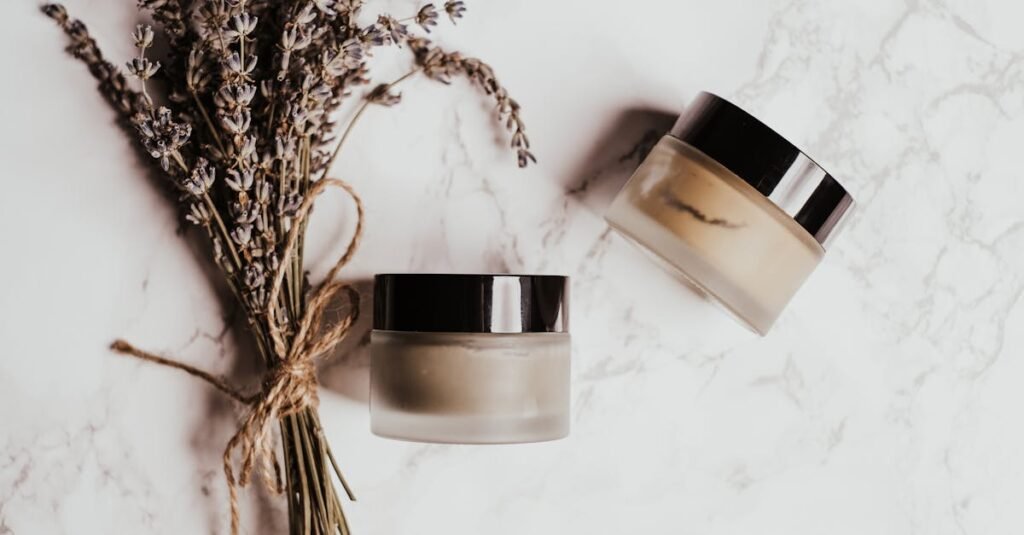 Deux pots en verre de shilajit pur et de shilajit en bocal avec couvercles noirs sur marbre, près de lavande séchée et de shilajit resine.